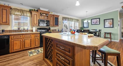 Suwannee River Vaca! - Boating, Fishing, Canoeing, Paddle Boarding and much more