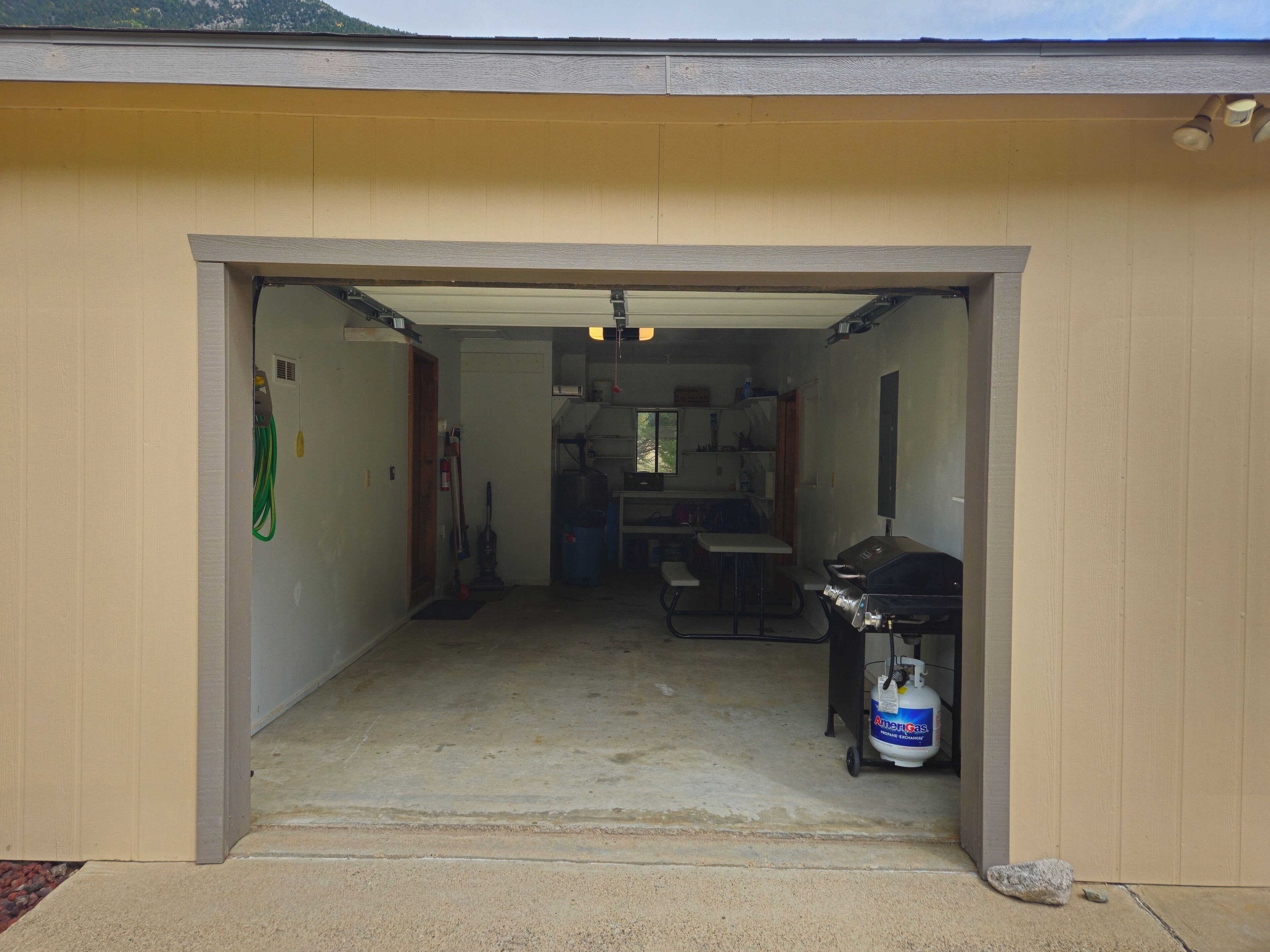 المنطقة المحيطة بالمنشأة