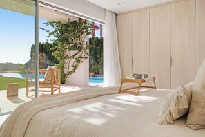 7 bedrooms, iron/ironing board, WiFi, bed sheets
