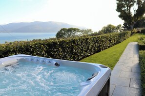 Outdoor spa tub - Pandora's Cottage: Experience a Luxurious Irish Escape with Tranquility Ireland (Omeath)