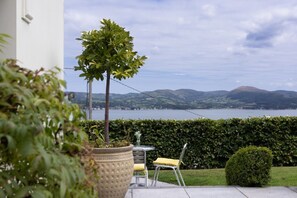 Outdoor dining - Pandora's Cottage: Experience a Luxurious Irish Escape with Tranquility Ireland (Omeath)