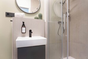 Ducha, artículos de tocador gratuitos, secador de pelo, toallas