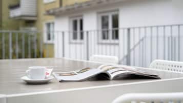 Un tavolo con una tazza e una rivista.