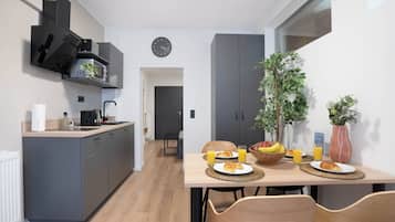 Deluxe Apartment, 1 Bedroom | Private kitchen