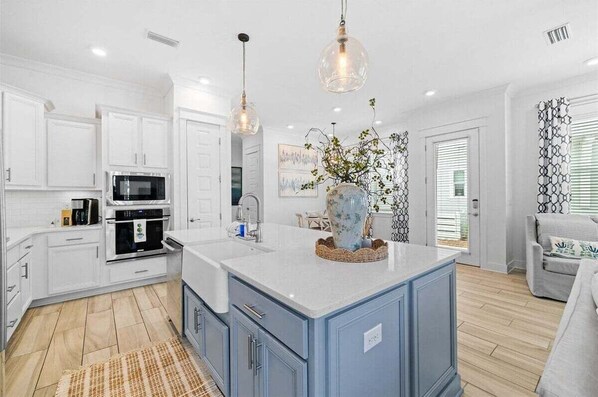 Réfrigérateur, four à micro-ondes, un four, surface de cuisson