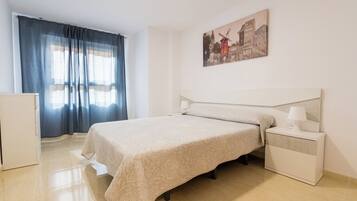 Departamento básico, 2 habitaciones, 2 baños | 2 habitaciones, tabla de planchar con plancha y cuna de viaje