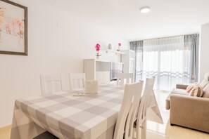 Basic Apartment, 2 Bedrooms, 2 Bathrooms | Living area