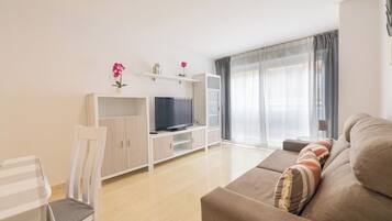 Departamento básico, 2 habitaciones, 2 baños | Área de sala de estar | Televisión de pantalla plana de 40 pulgadas con canales por cable