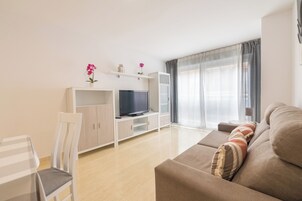 Apartamento básico, 2 habitaciones, 2 baños | Zona de estar | Televisión de pantalla plana de 40 pulgadas con canales por cable