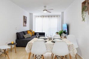 City Apartment, 2 Bedrooms, Non Smoking, 2 Bathrooms | Ruang tamu | 40 inci televisyen skrin rata dengan kabel 