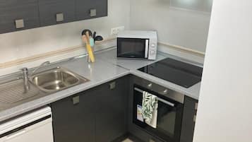 Apartemen Keluarga, 2 kamar tidur, balkon | Dapur pribadi | Lemari es, microwave, oven, dan kompor