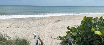 4-bedroom Oasis with Private Pool & Hot-tub- Minutes to Beaches