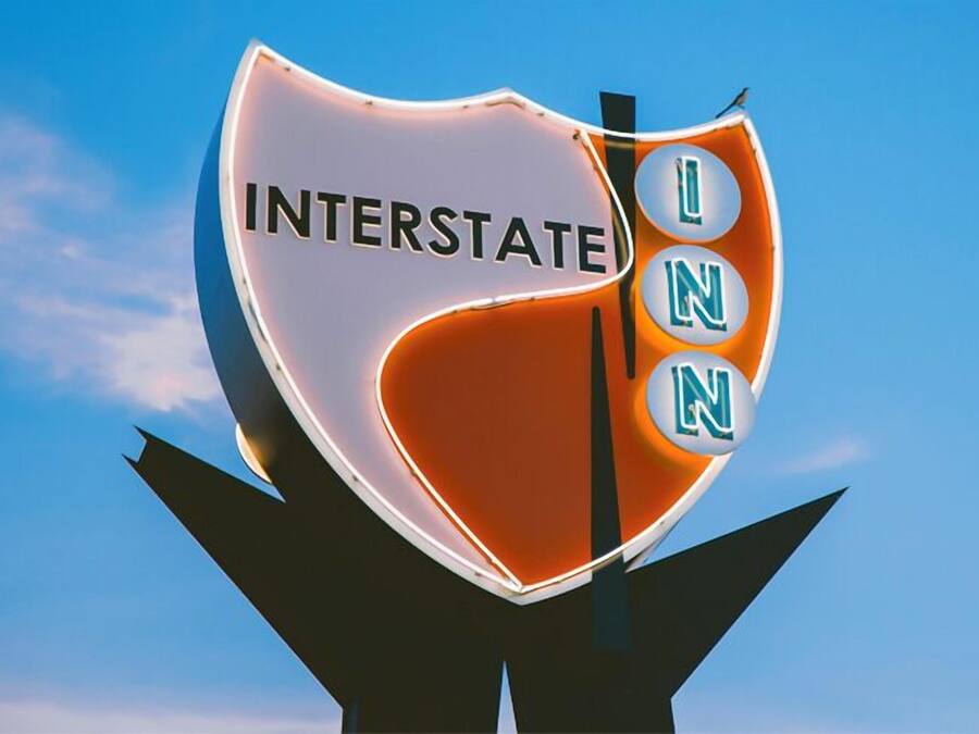 Ein Schild mit dem Wort 'INTERSTATE' und der dreifach wiederholten Buchstabenfolge 'IN'.