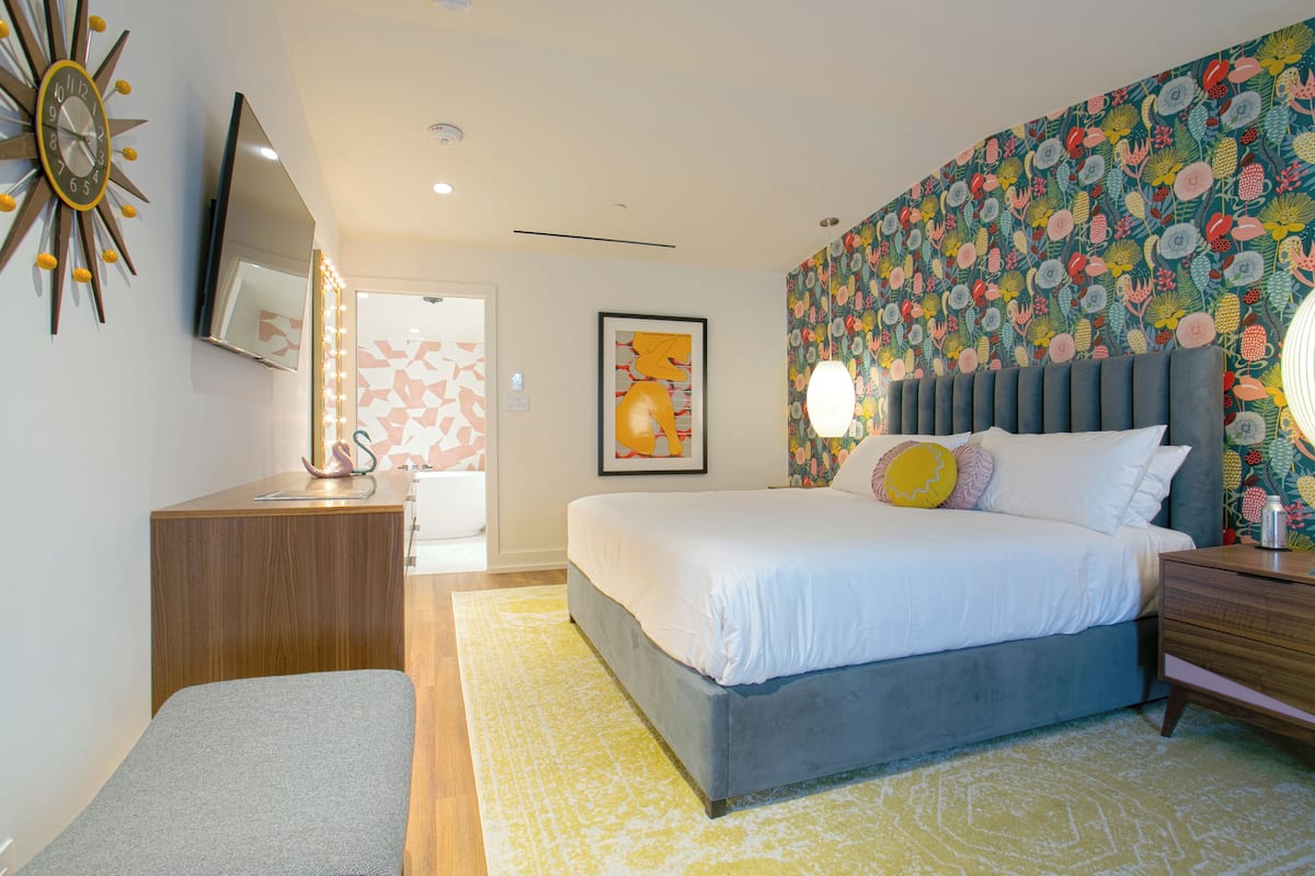 King Suite | Egyptian cotton sheets, premium bedding, travel crib, WiFi (free)