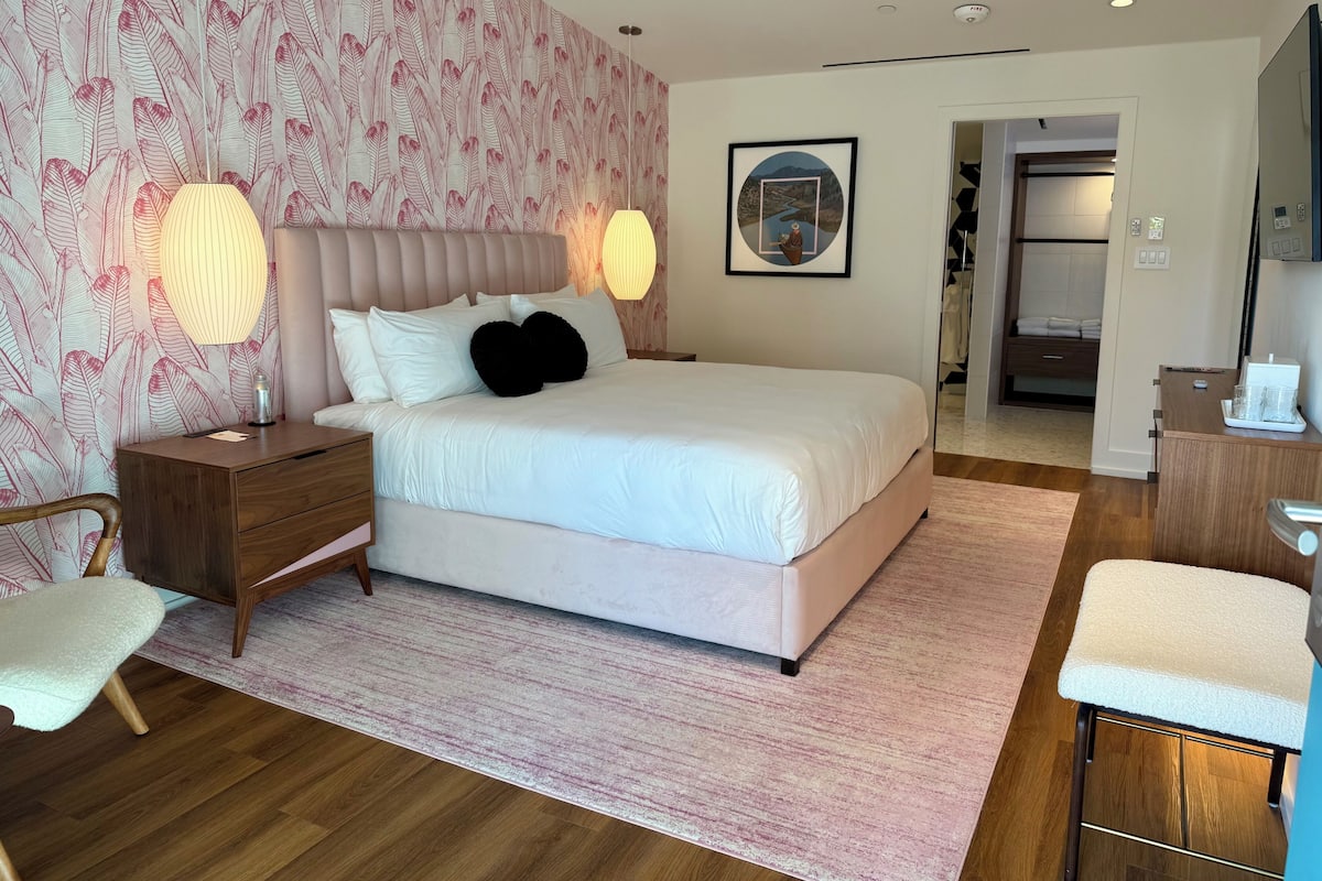 Deluxe King Accessible | Egyptian cotton sheets, premium bedding, travel crib, WiFi (free)