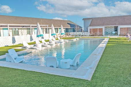 Una piscina al aire libre de temporada