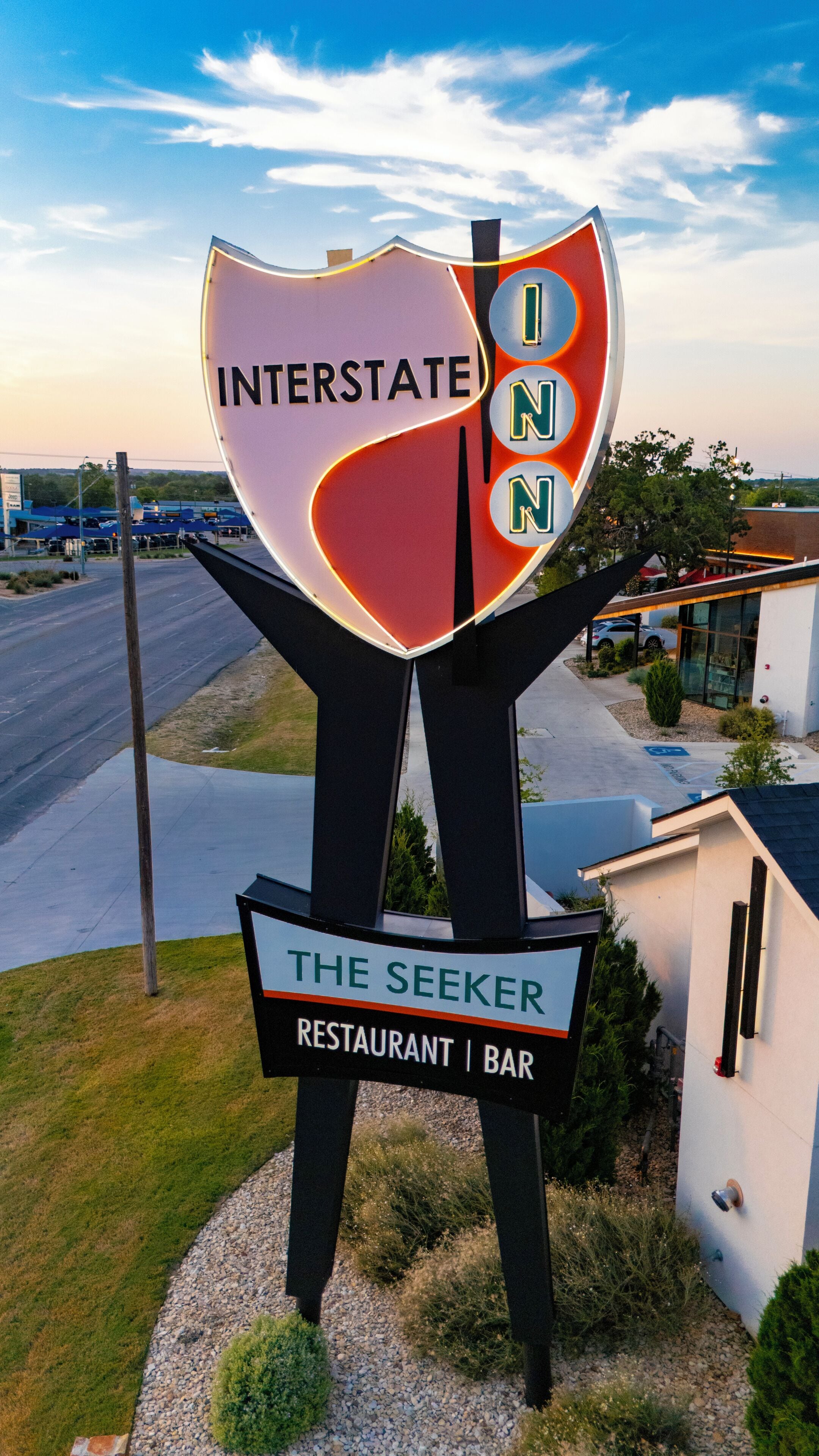 Une enseigne indiquant l’emplacement de l’hôtel Interstate Inn, avec un restaurant et un bar situés en dessous.