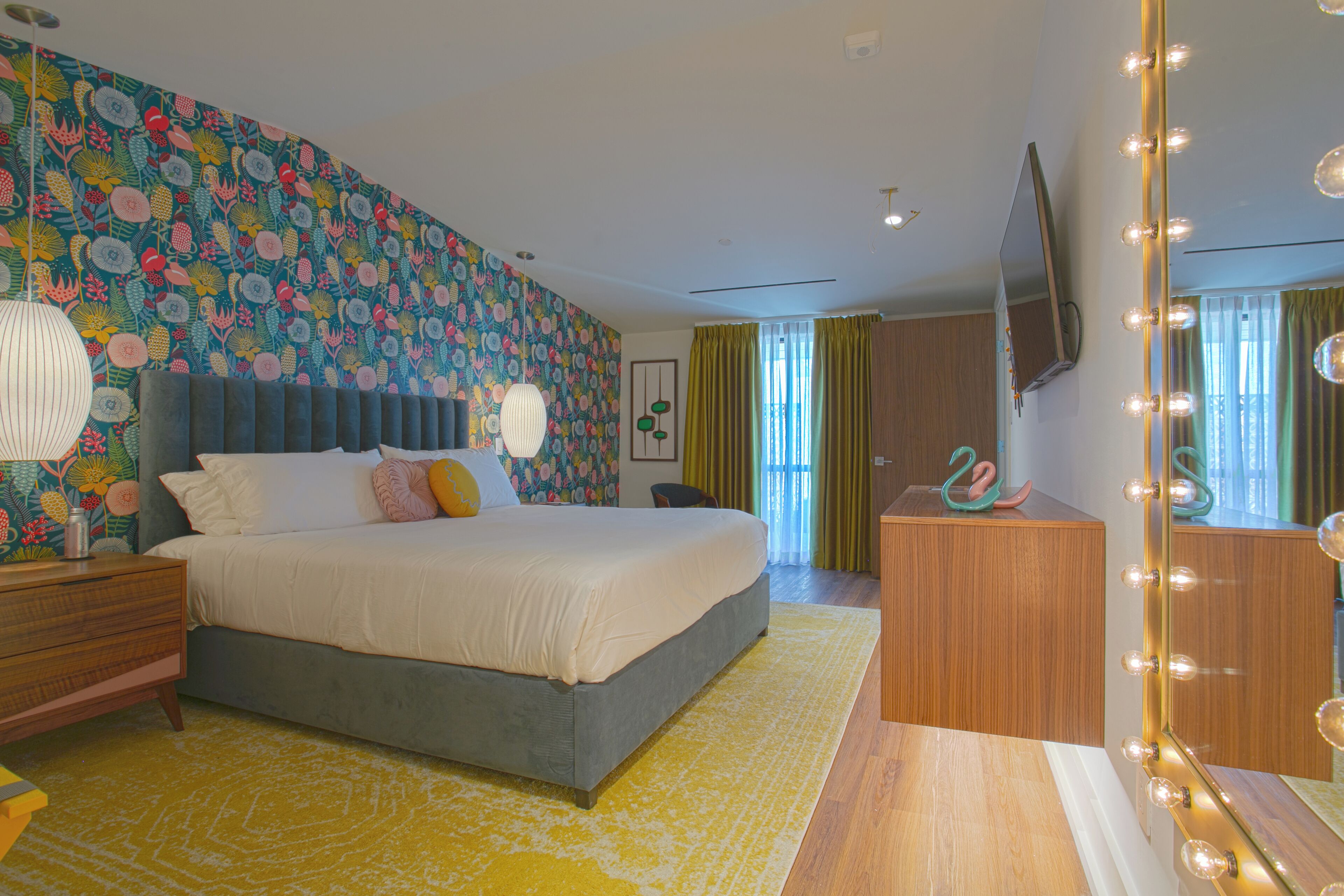 Egyptian cotton sheets, premium bedding, travel crib, free WiFi