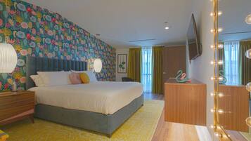 Egyptian cotton sheets, premium bedding, travel crib, free WiFi