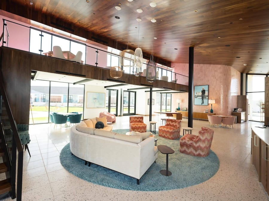 Coin salon dans le hall