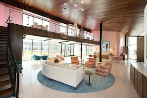 Coin salon dans le hall