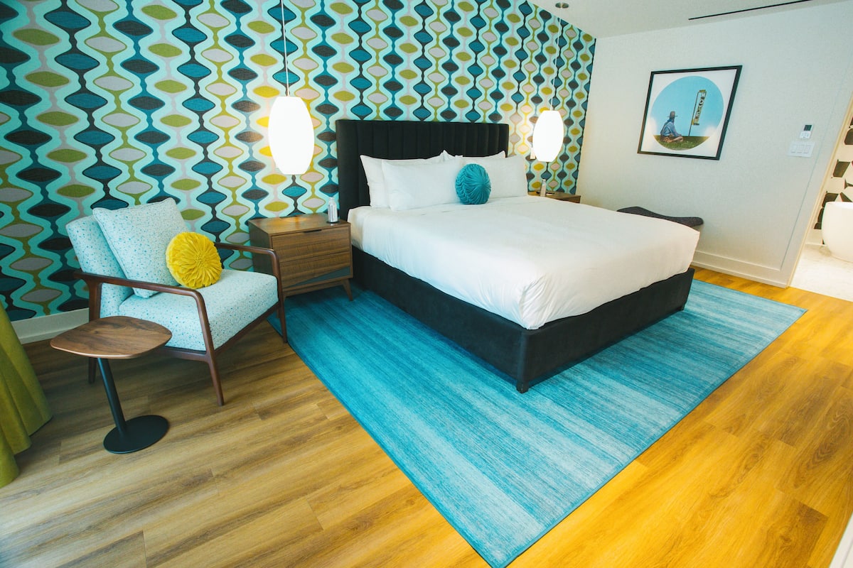 King Suite, Accessible | Egyptian cotton sheets, premium bedding, travel crib, WiFi (free)