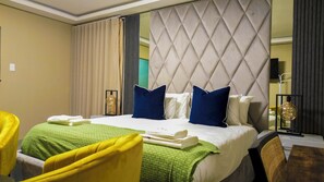 1 habitación, escritorio y espacio para trabajar con laptop