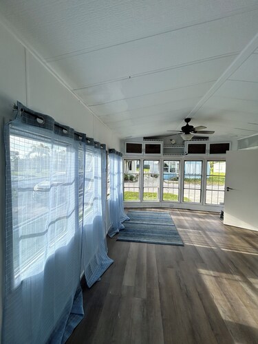 Charming one bedroom cottage with AC, WiFi in fantastic Fort Myers Beach