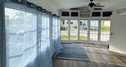 Charming one bedroom cottage with AC, WiFi in fantastic Fort Myers Beach