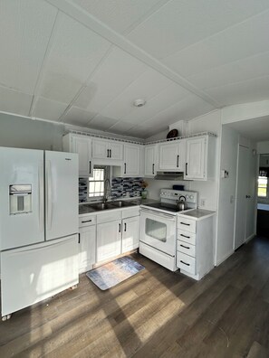 Microwave, stovetop, dishwasher - Charming one bedroom cottage with AC, WiFi in fantastic Fort Myers Beach (Fort Myers Beach)