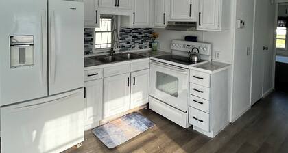 Charming one bedroom cottage with AC, WiFi in fantastic Fort Myers Beach