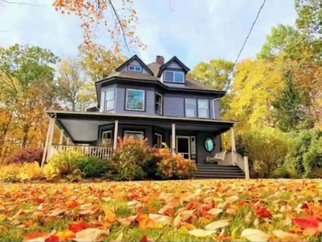 Exterior. Purple Victorian Vacation Home near Belleayre