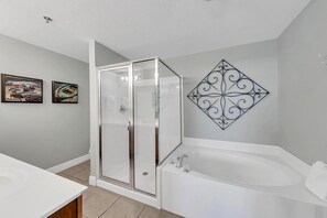 Condo, varias camas (Ariel Dunes II 402) | Baño | Toallas, jabón, papel de baño