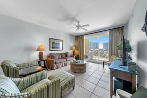 公寓式客房, 多张床 (Ariel Dunes II 402) | 起居区 | 电视