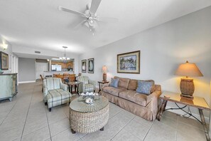 Condo, Plusieurs lits (Ariel Dunes II 402) | Aire de séjour | Téléviseur