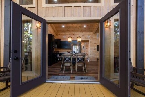 Private Luxury Mountain Cabin with Hot Tub, Fiber Wi-Fi, & Outside Fireplace!