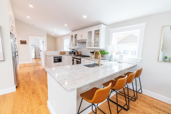 Fridge, microwave, oven, stovetop - Starlight: Gorgeous 2-bedroom, Skylights, Close to Yale & Downtown New Haven (New Haven)