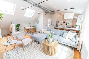 Smart TV, books - Starlight: Gorgeous 2-bedroom, Skylights, Close to Yale & Downtown New Haven (New Haven)