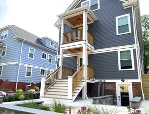 Exterior - Starlight: Gorgeous 2-bedroom, Skylights, Close to Yale & Downtown New Haven (New Haven)