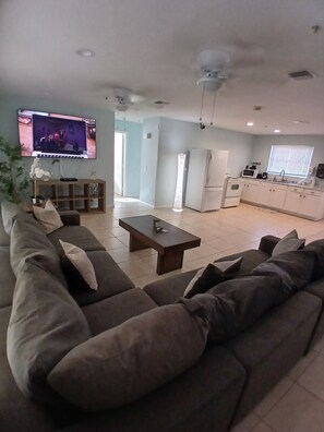 Suite – superior | Oppholdsområde | Flatskjerm-TV