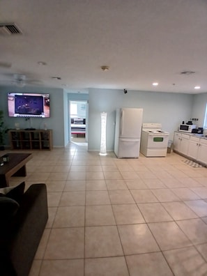 Living area - 4BR 2BA Near Beach Perfect For Familes (Singer Island)