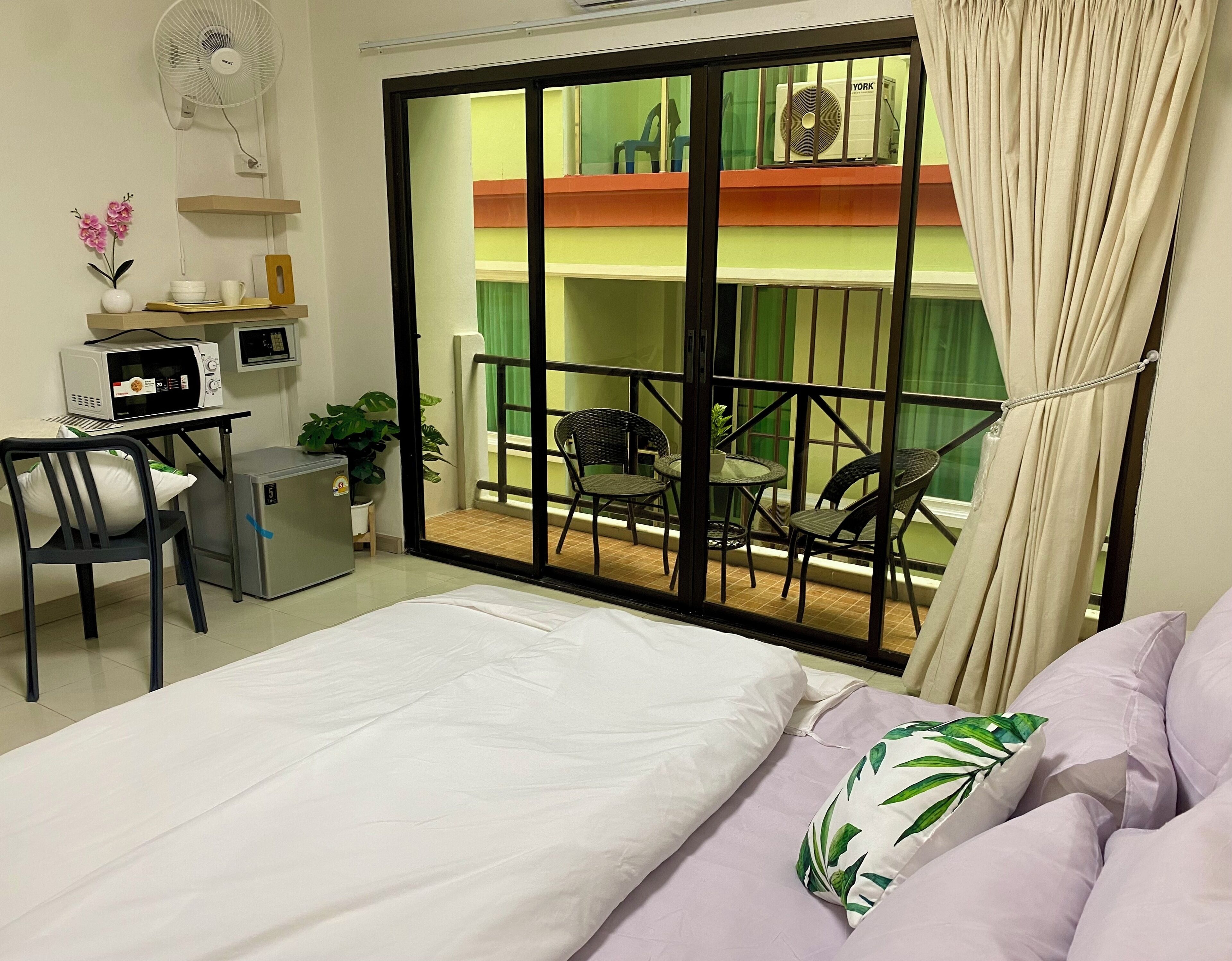 Studio, balcon, vue cour intérieure | Balcon