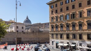 Vista d'un carrer amb edificis, una estructura de cúpula i un restaurant.