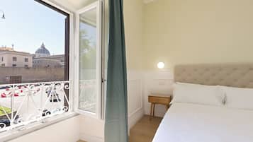 Habitació doble Deluxe, vistes a la ciutat | Caixa forta a l'habitació, escriptori i habitacions insonoritzades