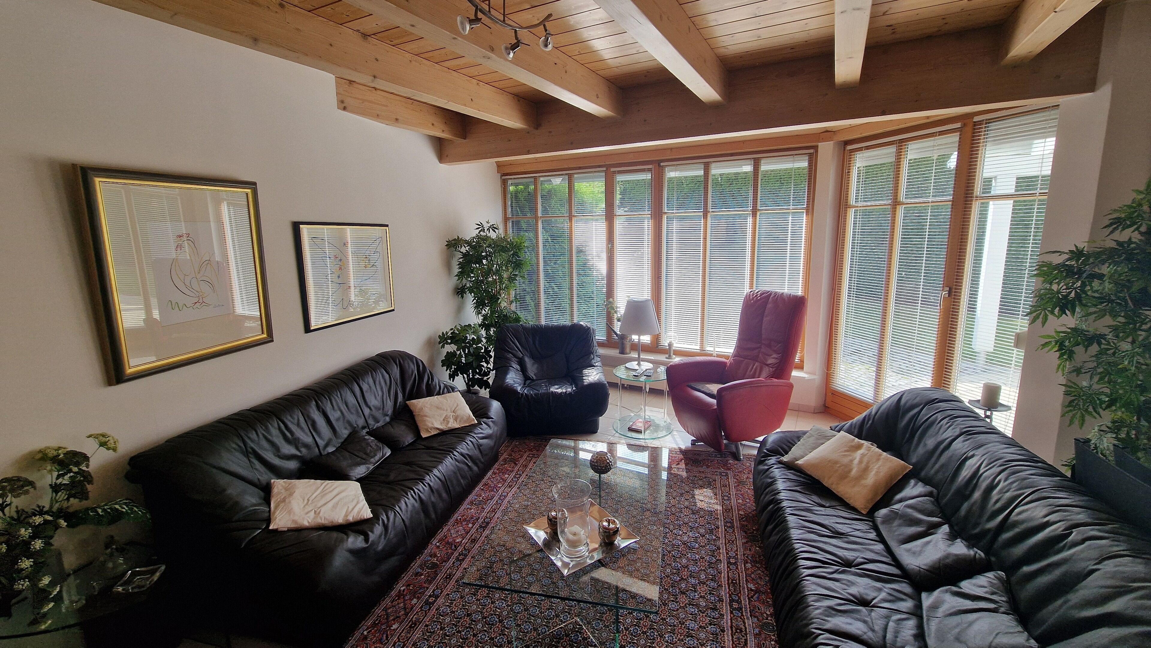 TV, DVD-spiller, bøker og stereoanlegg