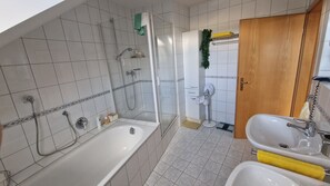 Shower, hair dryer, soap, shampoo - Living on the golf course in a very quiet location.  (Haarbach)