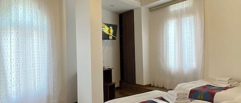 Comfort tvåbäddsrum - 2 enkelsängar | Allergitestade sängkläder, minibar, individuell inredning och skrivbord