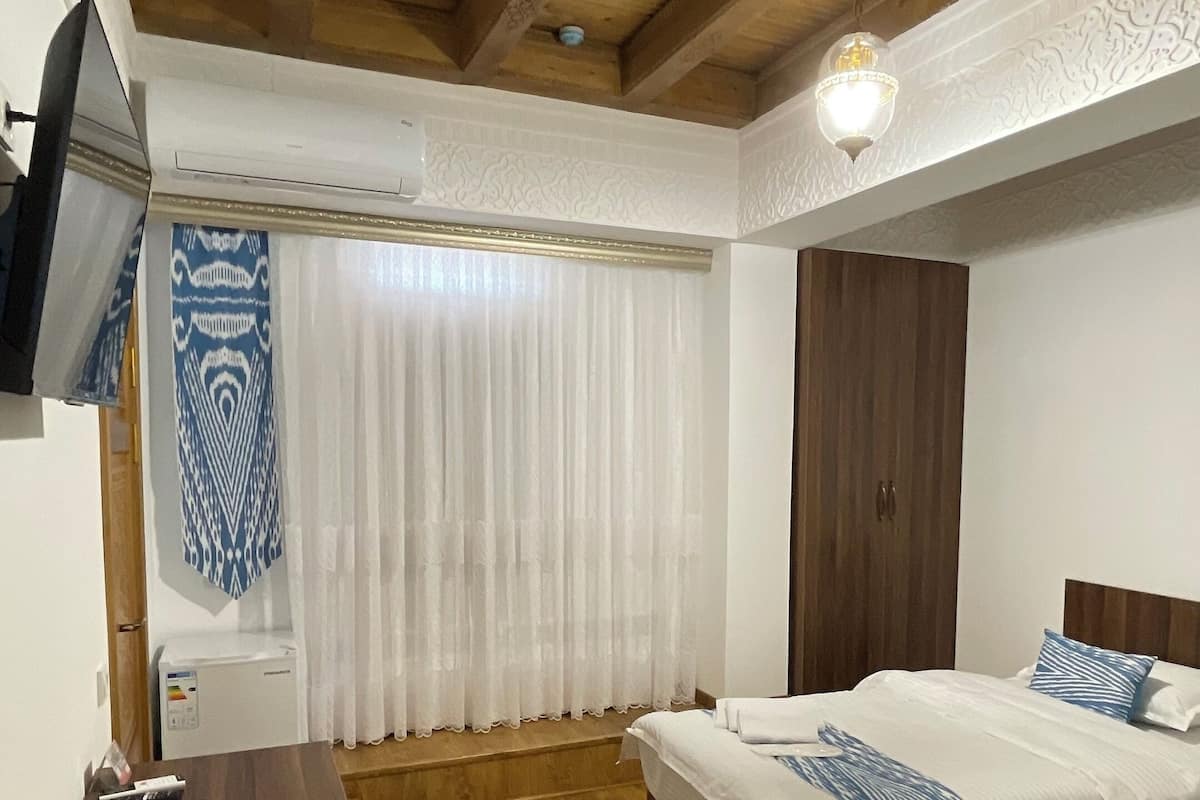 Basic Triple Room, 3 Single Beds | Hypo-allergenic bedding, minibar, individually decorated, desk