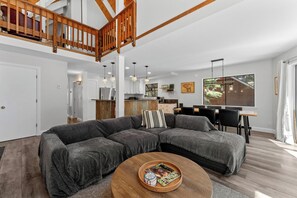 Fernseher, Kamin, Tischfußball, Arbeitsbereiche