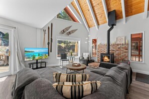 Televisión, chimenea, futbolito, oficina